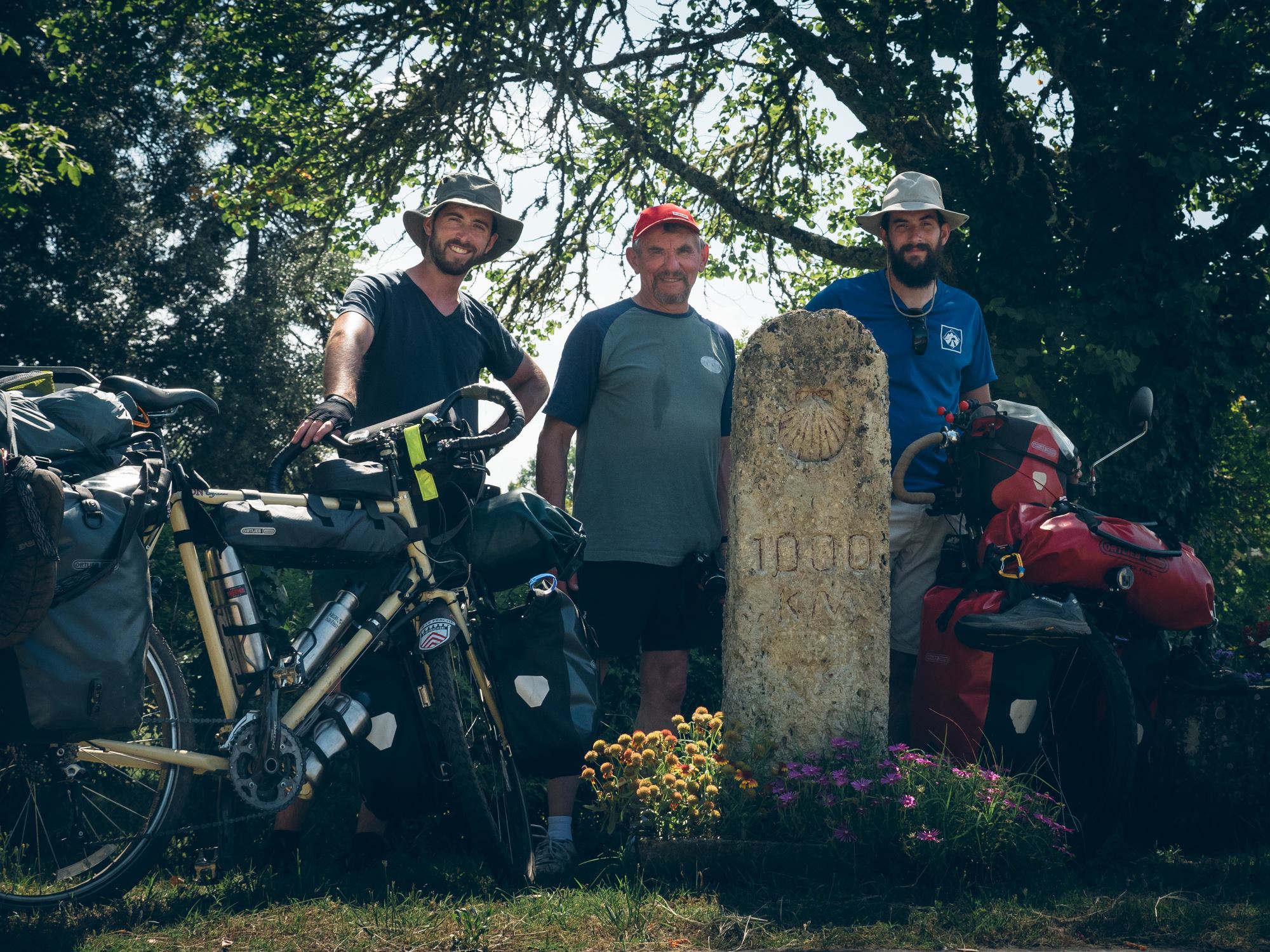 Avec Gilbert Donnet et le panneau des 1000kms avant Saint Jacques de Compostelle
