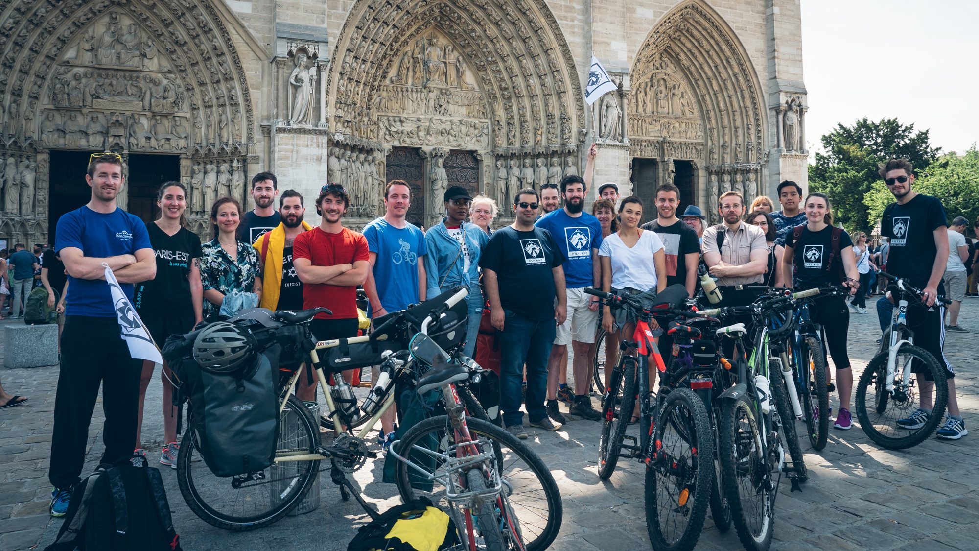 Le jour du départ devant Notre-Dame de Paris