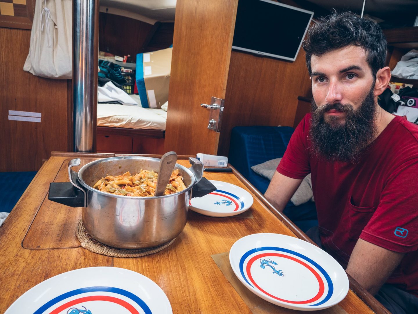 Le repas est prêt pour le capitaines et les 2 matelots