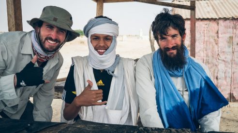Sur la route on s'arrête pour manger un peu et on fait connaissance avec quelques personnes dans un village